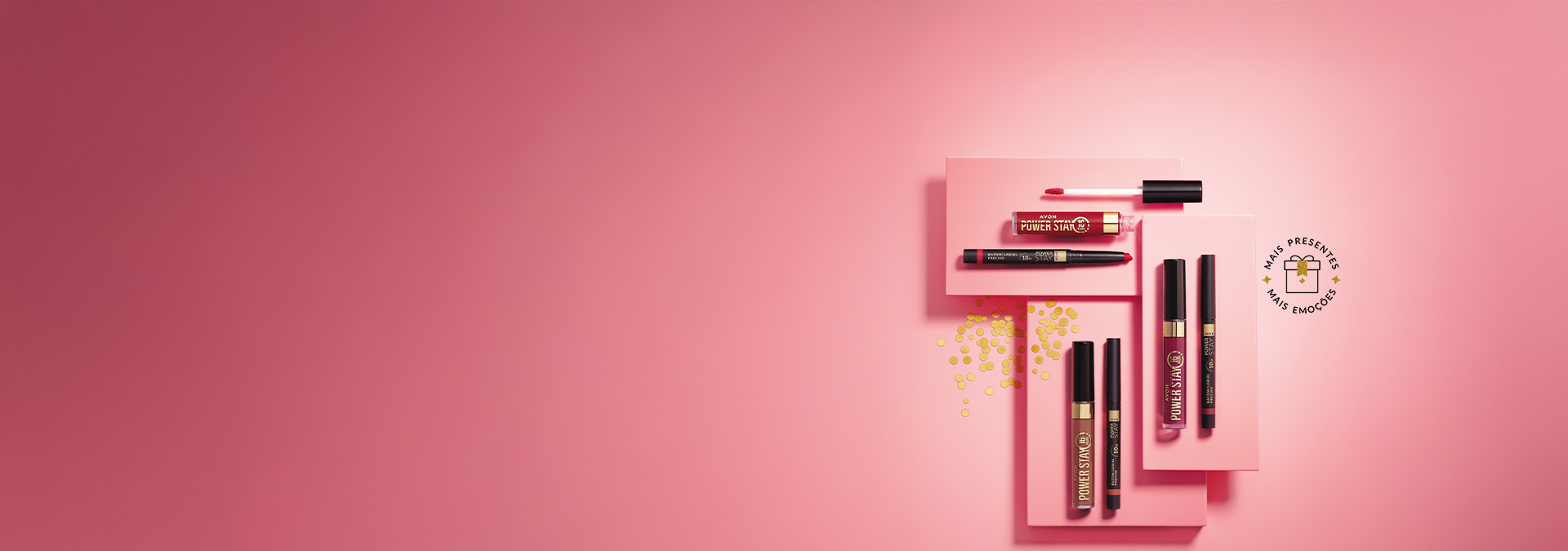 Banner com fundo rosa e detalhes dourados. Elementos incluem batons líquidos, lápis delineador e máscara de cílios sobre plataformas rosas. Texto: "Presentes inovadores e cheios de tendência.