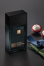 Fragrância Black Essential Dark com ingredientes como couro, frutos e capim, em fundo cinza.