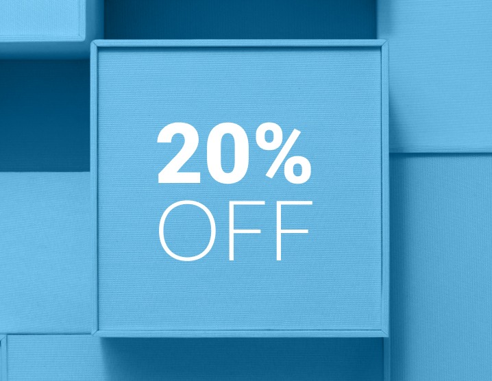 Selo 20% OFF em branco sobre caixa azul, com fundo de mais caixas azuis.