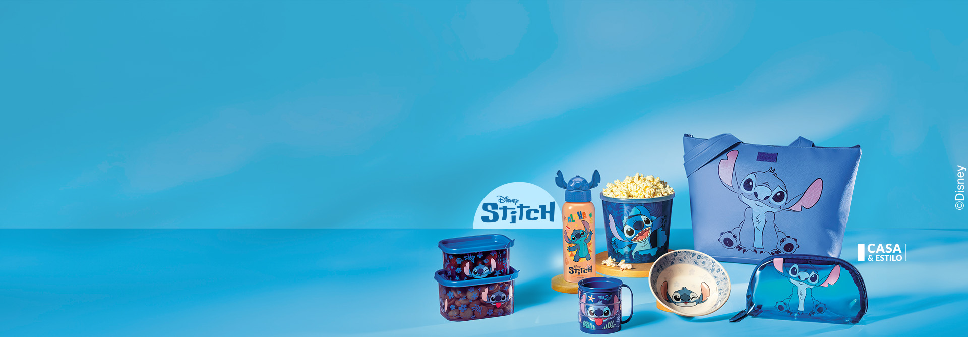 Produtos Casa & Estilo Coleção Disney Stitch em bancada azul e fundo na mesma cor.