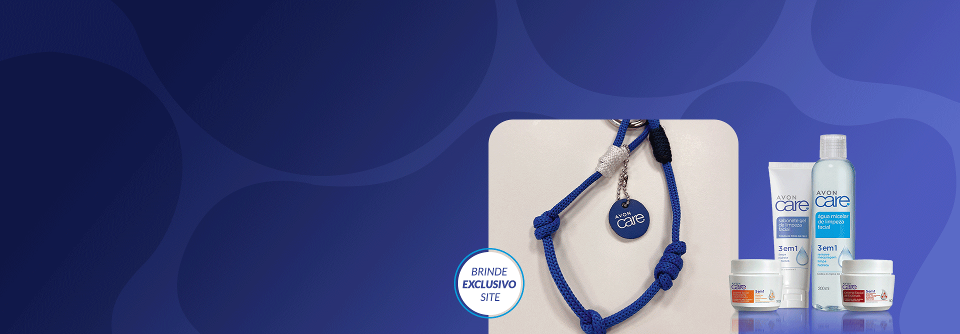 Produtos Avon Care em fundo em tons de azul. Ao lado, gif com imagens de uso do brinde Cordinha para Celular, exclusivo no site.