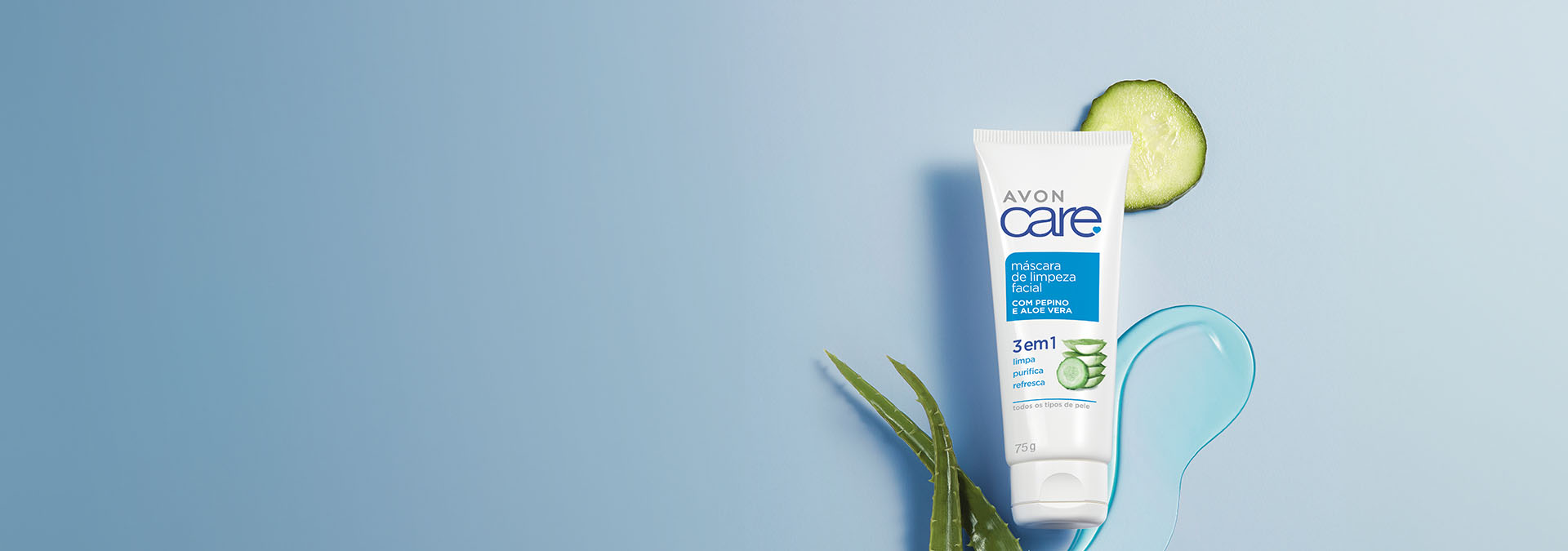 Banner com fundo azul claro, apresenta o produto Avon Care: máscara de limpeza facial com pepino e aloe vera. O texto destaca cuidados profundos que transformam a rotina de beleza da pele.