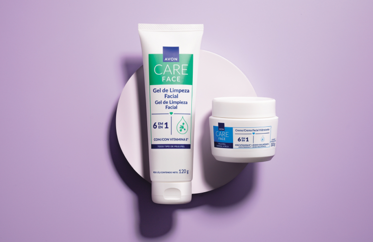 Uma foto de produto viso de cima para baixo, apresentando dois frascos cosméticos brancos dispostos em uma base circular sobre um fundo lavanda sólido. Um tubo branco em pé e um pote de bálsamo redondo ao lado, representando produtos de cuidado facial que podem ser usados para tratar a pele por baixo da barba e ocultar ou corrigir qualquer falha na barba existente.