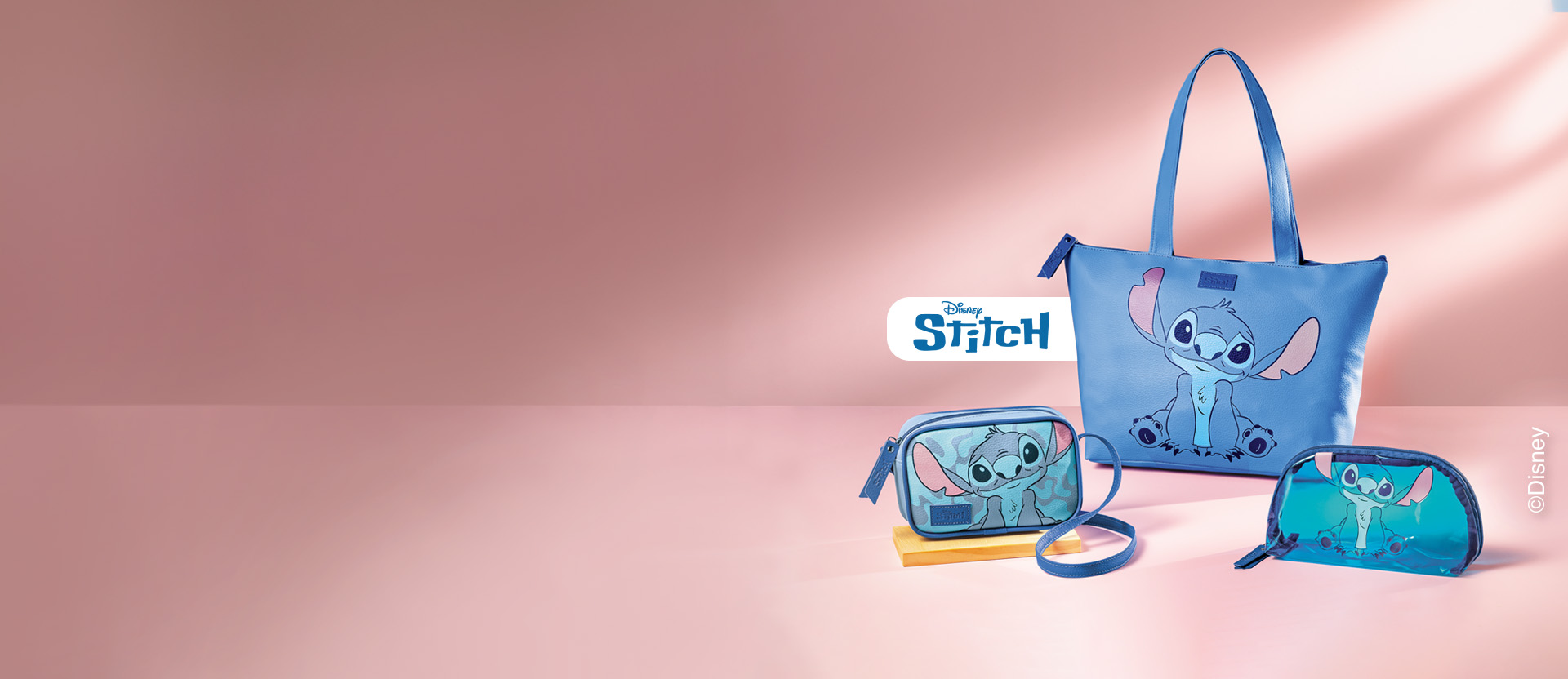 Produtos Casa & Estilo Coleção Disney Stitch em bancada bege e fundo na mesma cor.