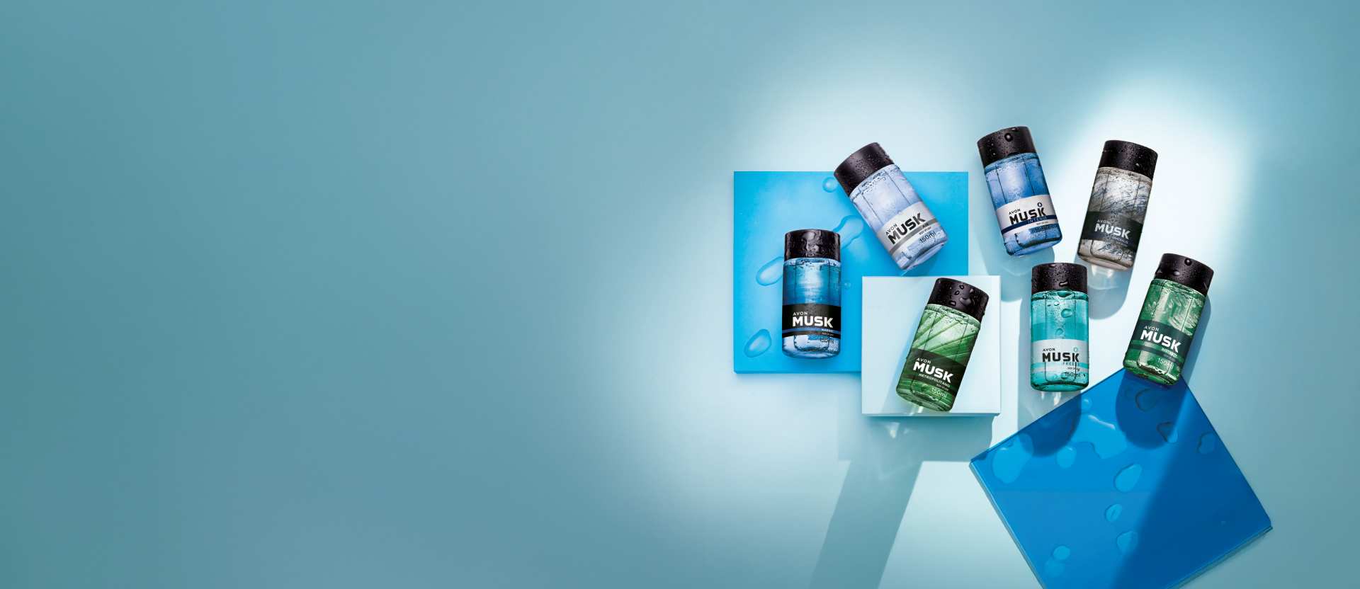 Frascos de Musk Body Splash: Marine, Air, Intense, Mineralis, Metropolitano, Freeze e Instinct, iluminados sobre caixas em tons de azul com gotas de água em fundo azul-claro.
