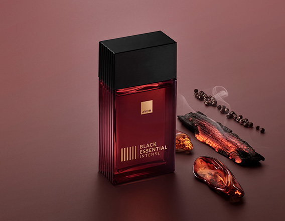 Fragrância Black Essential Intense com ingredientes como madeiras, pimentas e âmbar, em fundo marrom.
