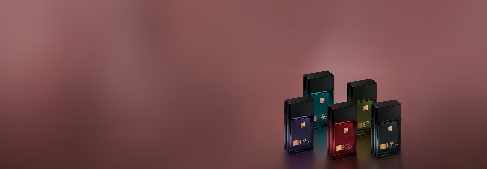 Fragrâncias Black Essential em fundo em tons de marrom.