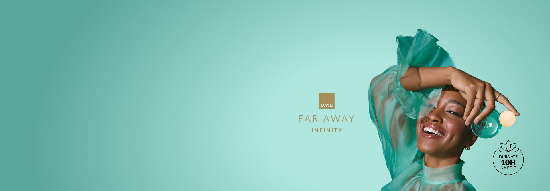 Mulher negra sorridente e maquiada, com brinco dourado e blusa de tecido verde, segura frasco verde redondo de Far Away Infinity próximo ao rosto. Fundo verde-água com selo "DURA ATÉ 10H NA PELE".