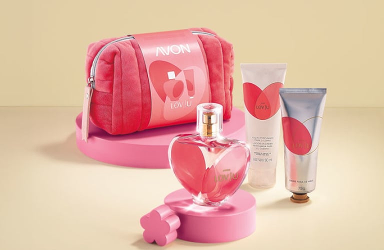 Nove caixas e sacolas de presente vermelhas da Avon para o Dia das Mães sobre pedestais e em fundo bege e neutro.