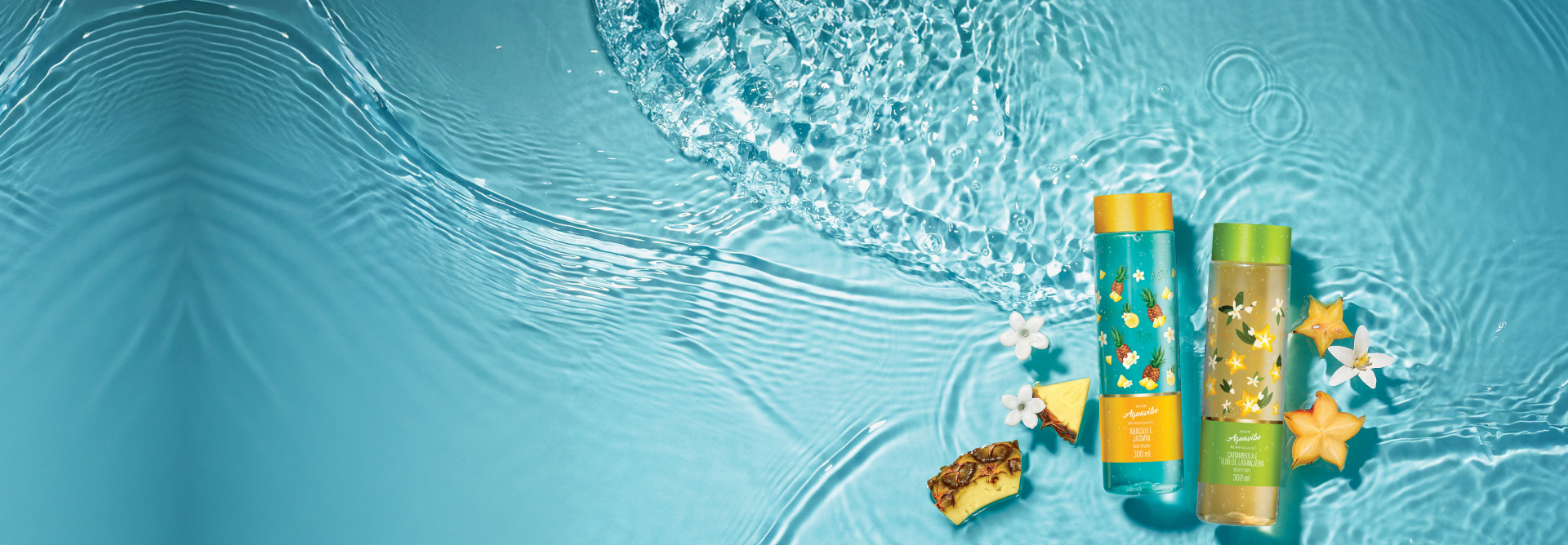 rascos de Aquavibe Body Splash azul com amarelo de Abacaxi e Jasmim, e amarelo com verde de Carambola e Flor de Laranjeira sobre fundo aquoso azul com flores brancas, abacaxis e carambolas cortadas.