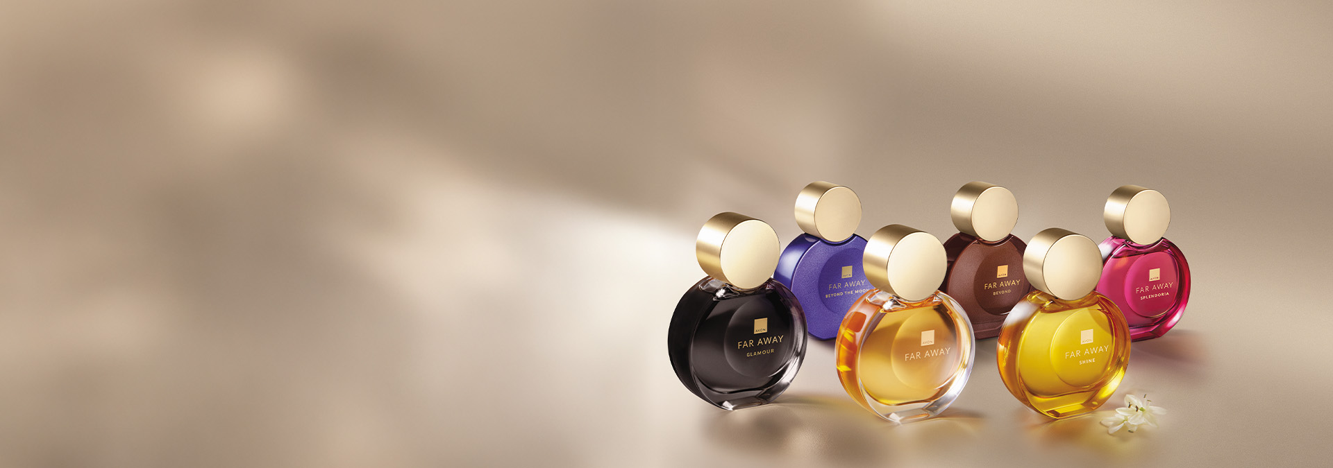 Banner com fundo claro e elementos que incluem frascos de perfume Far Away em cores variadas: preto, azul, marrom, amarelo e rosa, com tampas douradas. Texto: "Embalagens perfeitas para presentear."