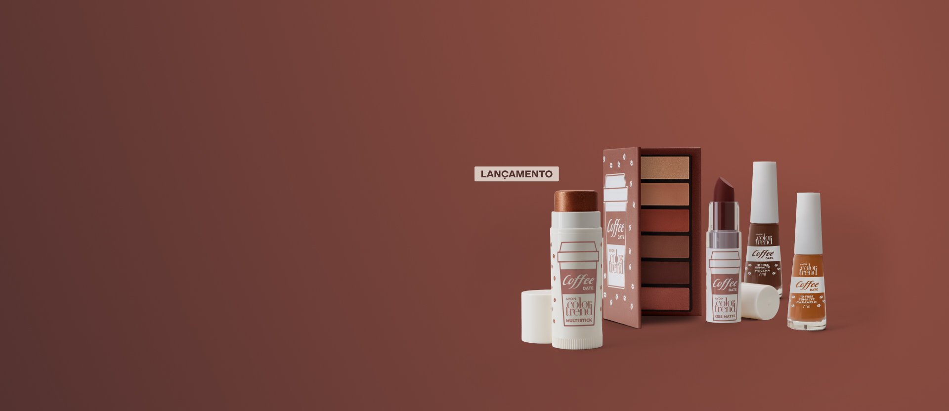 Produtos de maquiagem da linha Avon Color Trend Coffee Date: Multi Stick, Paleta de Sombras, Batom e Esmaltes, com selo “Lançamento”. Fundo marrom.