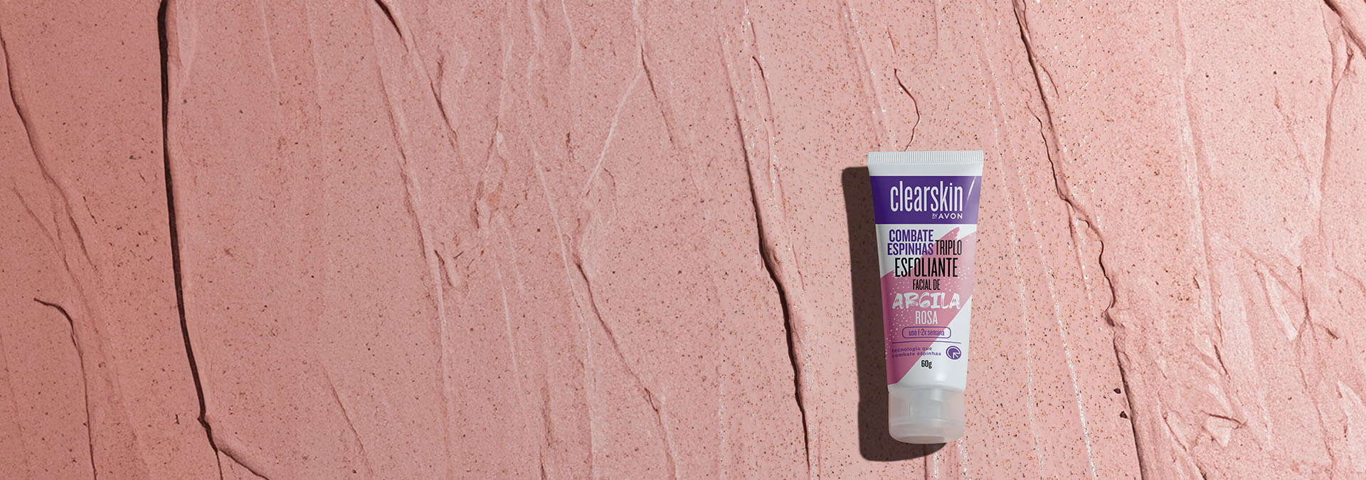 Banner com fundo rosa texturizado. Apresenta o produto Clearskin: esfoliante facial de argila rosa. O texto destaca a renovação da pele, promovendo um rosto limpo, macio e radiante.