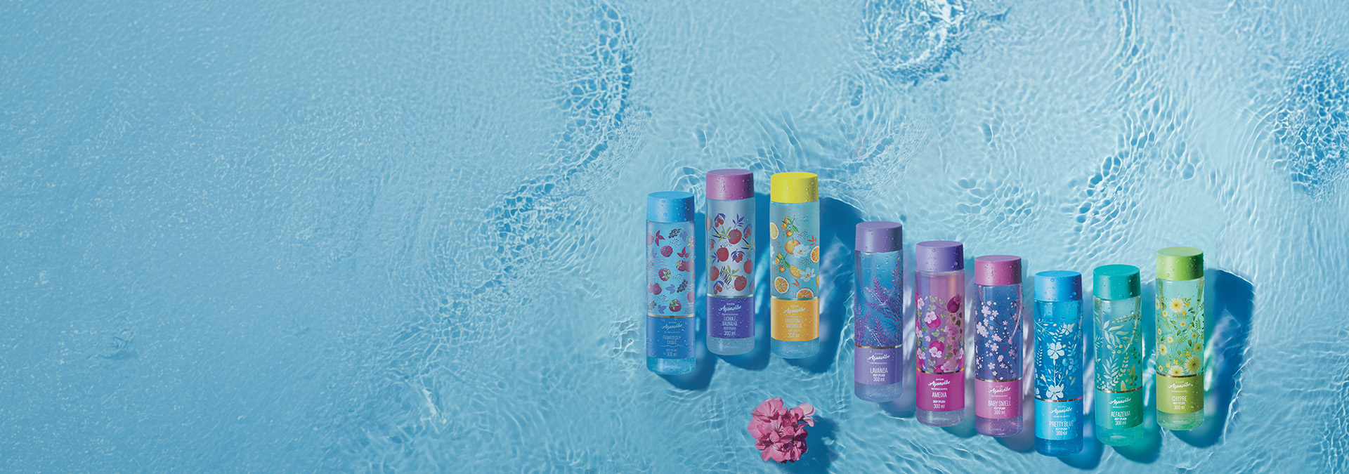 Banner com fundo azul que remete à água. Elementos incluem frascos coloridos de Body Splash Avon alinhados, com ilustrações florais e frutais. Texto: "frescor e notas refrescantes para o dia."
