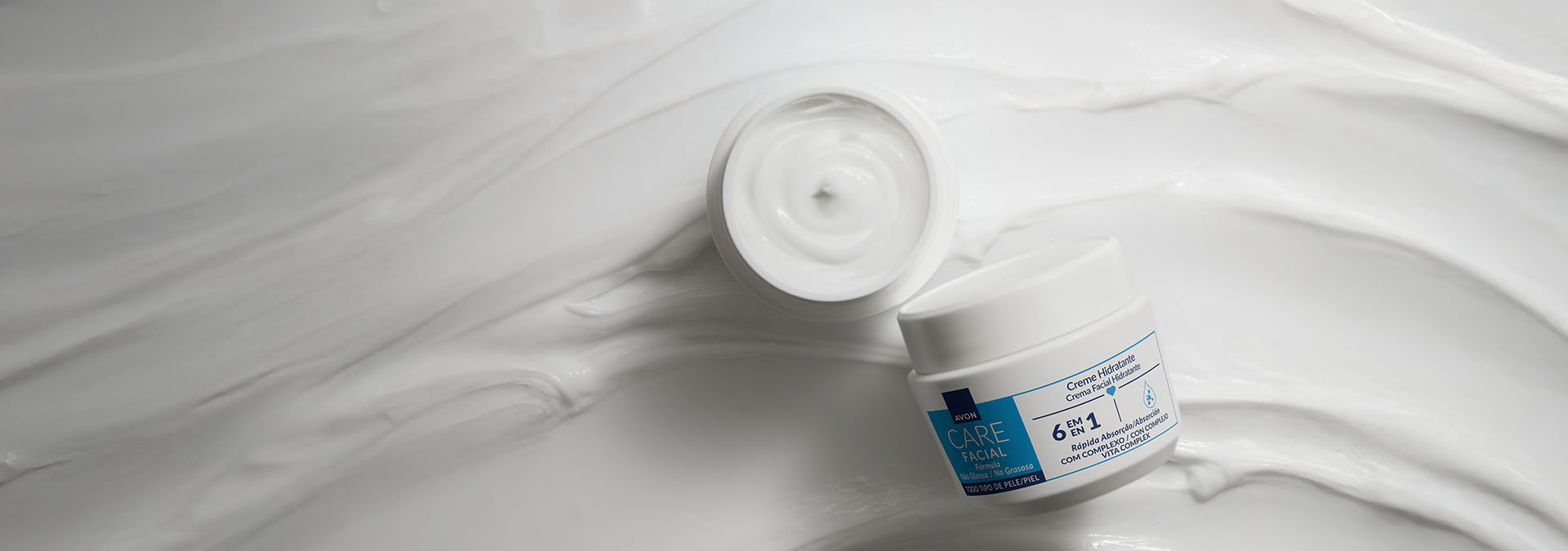 Banner com fundo branco e texturizado, apresenta o produto Avon Care: creme hidratante facial. O texto destaca a nutrição e cuidados para todos os tipos de pele, promovendo hidratação eficaz.