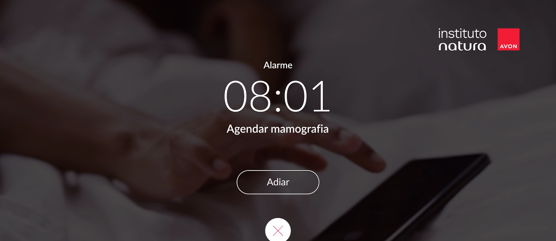 Tela de alerta de celular com hora 08:01 e agendar mamografia. Seguido de imagens de mulheres em diferentes ambientes: se olhando no espelho, em consulta médica, durante o exame de mamografia. Finaliza com mulheres de diferentes idades e etnias sorrindo para a câmera, com a frase: Faça sua consulta de rotina e procure orientação médica. Para mais informações, acesse: www.institutonatura.org/outubrorosa texto alt thum: Tela de alerta de alarme de celular com a indicação de hora 08:01 e agendar mamografia. Logo Instituto Natura Avon à direita.