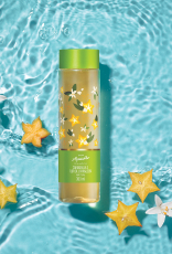 Frasco amarelo com verde de Aquavibe Carambola e Flor de Laranjeira Body Splash sobre fundo aquoso azul com flores brancas e carambolas amarelas cortadas.