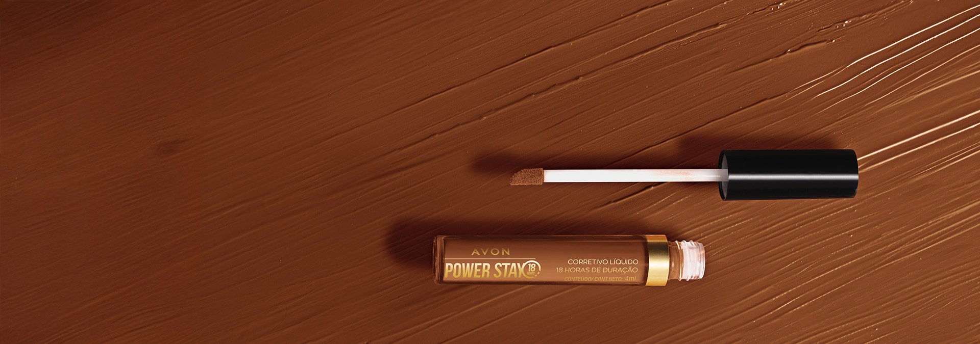 Banner em tons de marrom com textura suave, apresentando o corretivo líquido Avon Power Stay. O texto destaca "Corretivo" e sugere corrigir imperfeições para uma pele uniforme e acabamento impecável.