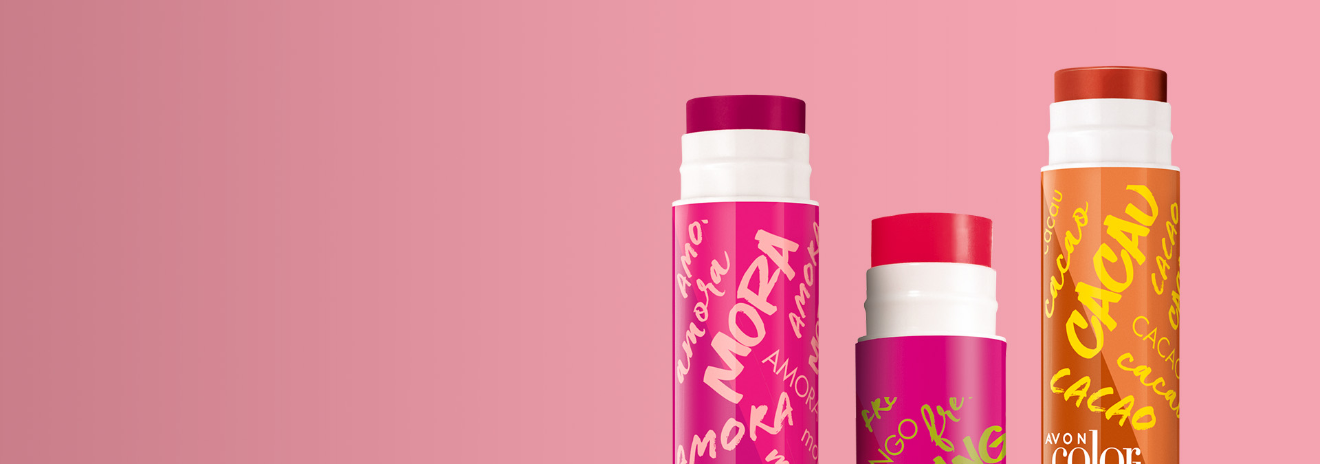 Banner com fundo rosa suave, apresentando três lip balms da Avon em embalagens coloridas (rosa, vermelho e laranja). O texto destaca "Lip Balm" e sugere fórmulas nutritivas para lábios confortáveis.
