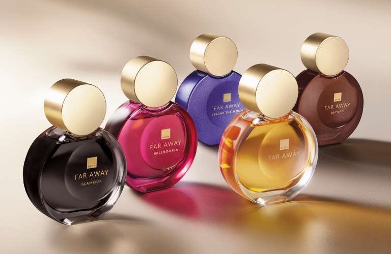 Coleção de perfumes Far Away da Avon em fundo neutro com frascos coloridos preto, vinho, roxo, marrom e amarelo com a tampa dourada.