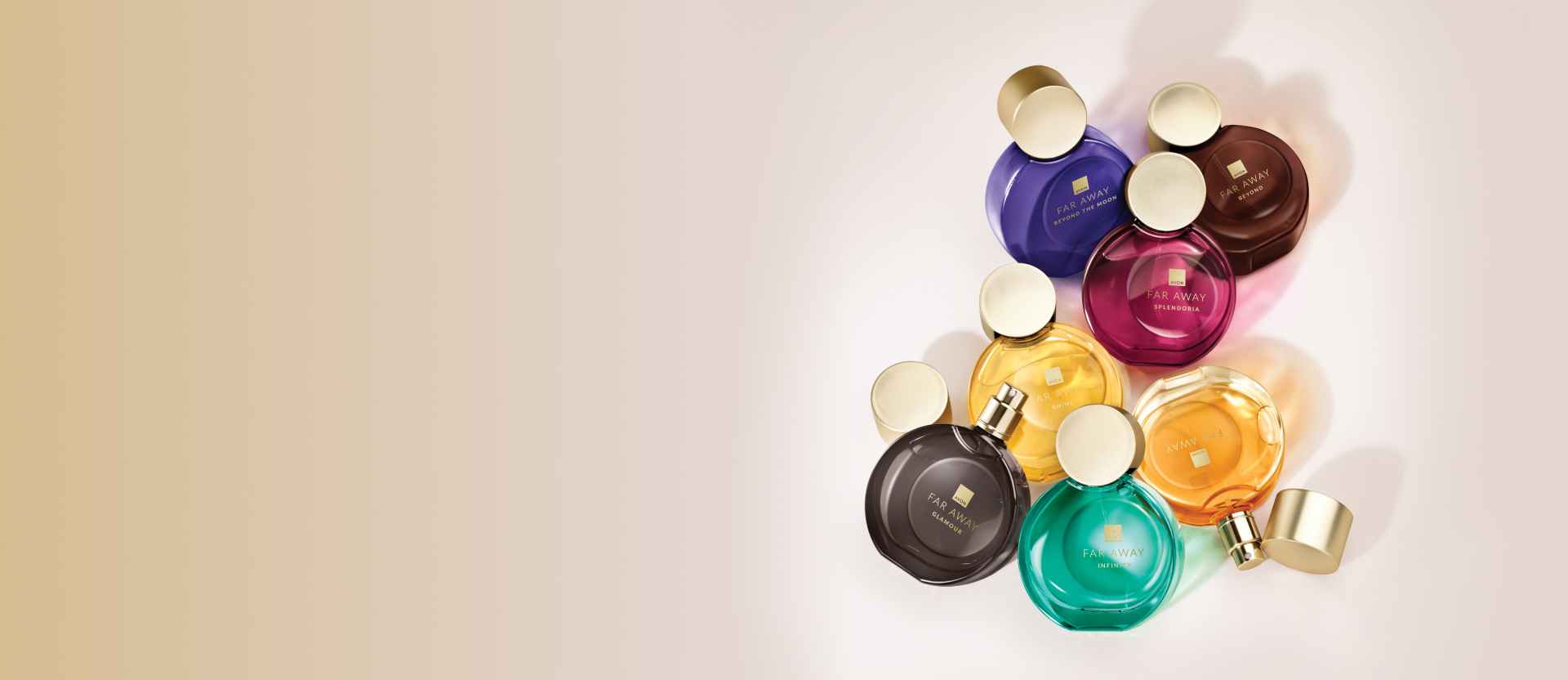 Frascos redondos com tampas douradas de Far Away nas cores: verde Infinity, rosa Splendoria, marrom Glamour, vinho Beyond, azul Beyond the Moon, amarelo Shine, laranja Clássico. Fundo degradê bege.