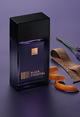 Fragrância Black Essential com ingredientes como lavanda, couro e laranja, em fundo azul.