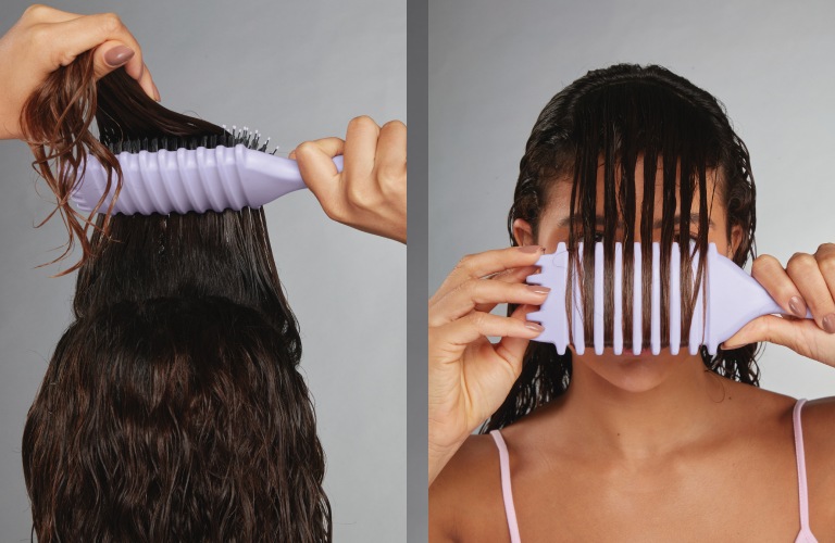 Duas fotos demonstrando o uso de um pente largo lilás para fitagem no cabelo. Na imagem à esquerda, o pente é passado na parte de trás de um cabelo escuro e úmido. Na direita, o pente é segurado à frente do rosto para separar as mechas de forma precisa.