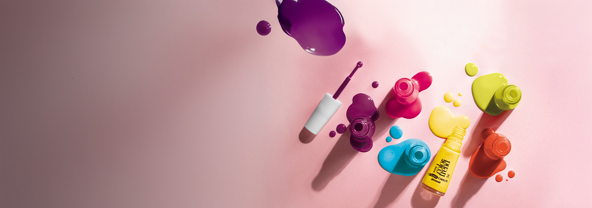 Banner com fundo rosa e elementos que incluem esmaltes coloridos em tons de roxo, vermelho, azul, amarelo e verde, com pincel e respingos ao redor. Texto: "Unhas: presentes para todos os estilos."