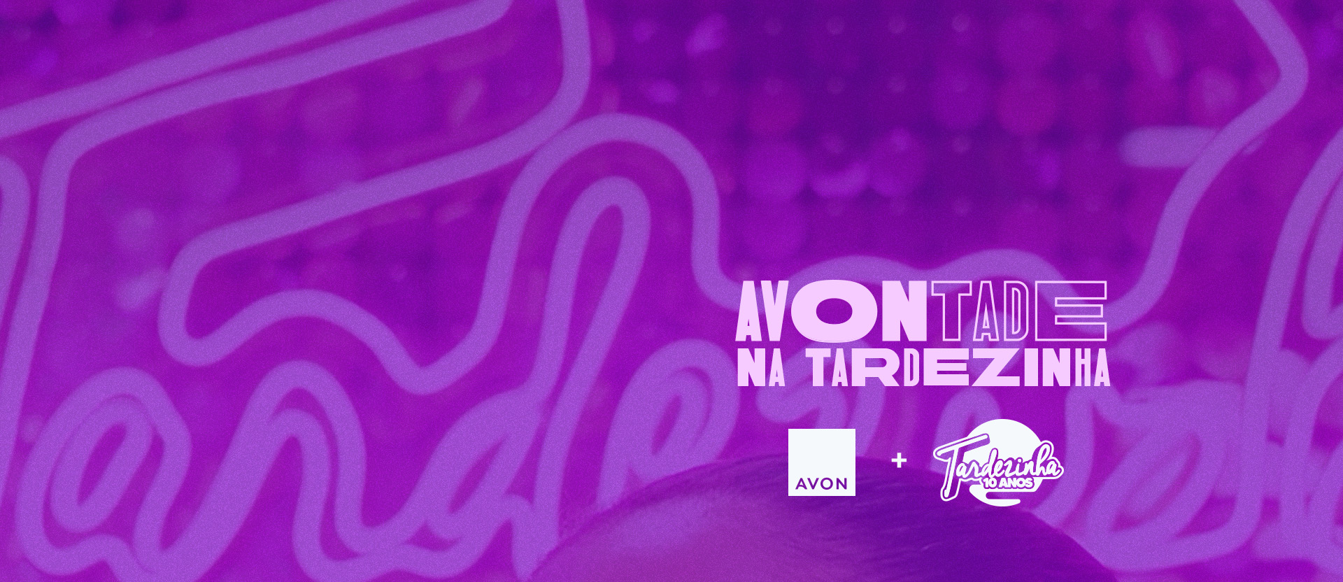 Texto estilizado: Avontade na tardezinha, com logo Avon e Tardezinha 10 anos em fundo neon em roxo.