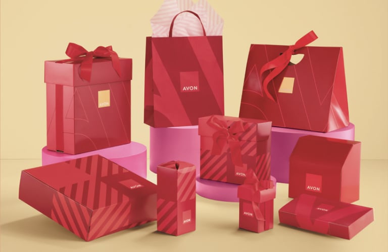 Kit de perfume em frasco de coração, cremes e nécessaire rosa felpuda para presente de Dia das Mães.