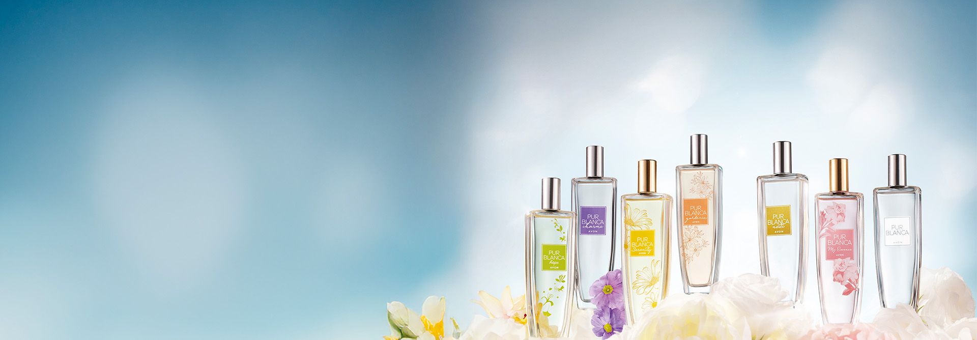 Frascos de fragrâncias Pur Blanca Hope, Charme, Serenity, Gardênia, Noite, My Essence e Original sobre flores brancas, rosas e amarelas, em fundo em tons de azul-claro.