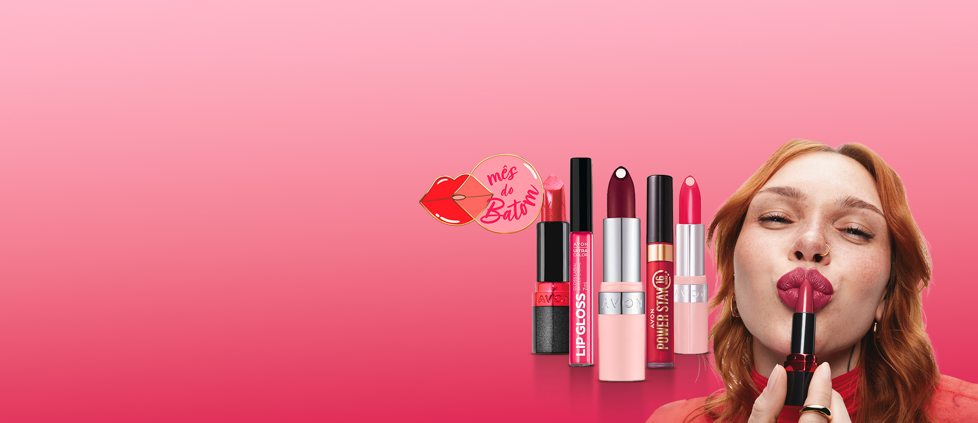 Em fundo rosa, temos selo Mês do Batom com ilustração de boca e batons Avon, com foto de mulher ruiva segurando batom próximo aos lábios e mandando beijo.