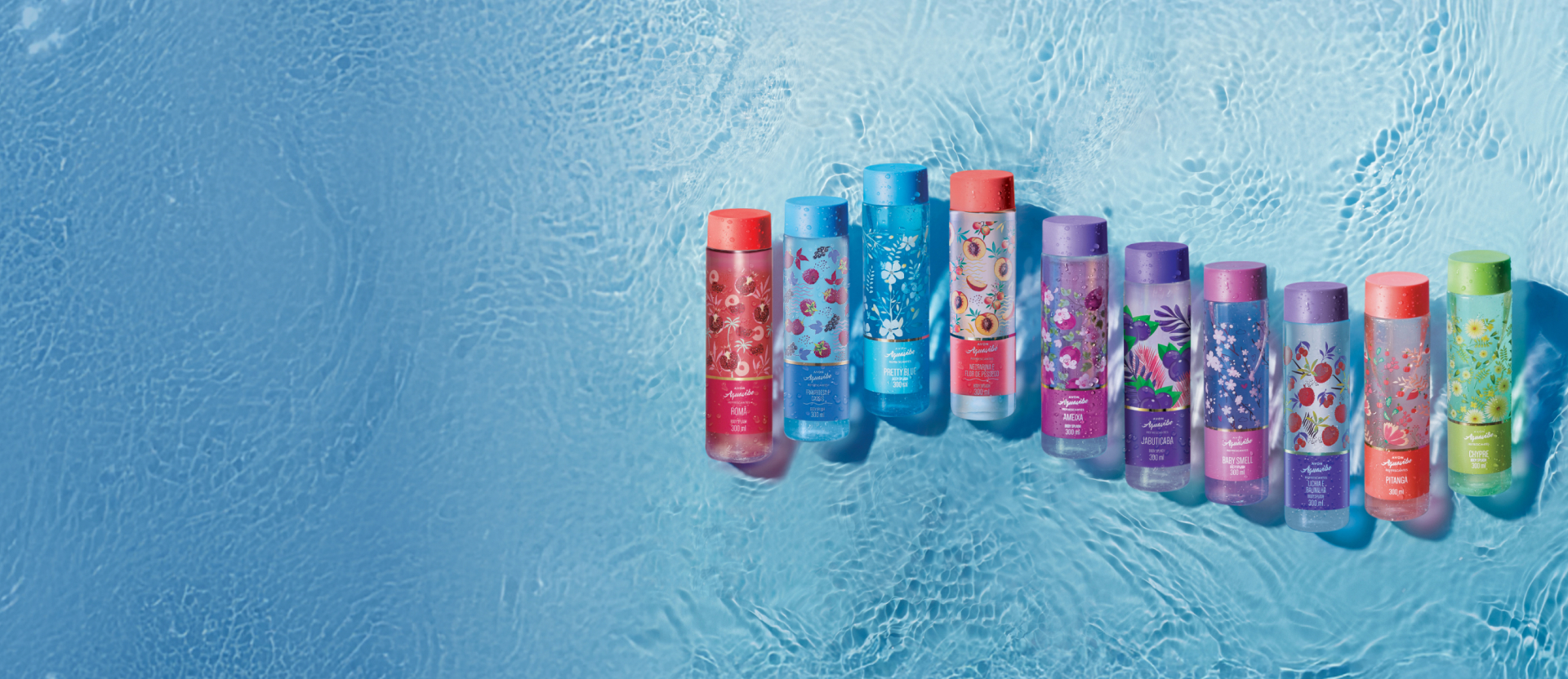 Frascos de Aquavibe Body Splash: Romã, Framboesa, Pretty Blue, Nectarina e Flor de Pêssego, Ameixa, Jabuticaba, Baby Smell, Lichia e Baunilha, Pitanga e Chipre, sobre fundo aquoso azul.