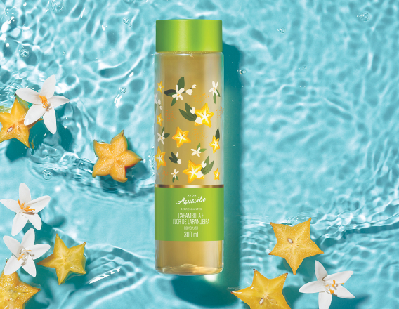 Frasco amarelo com verde de Aquavibe Carambola e Flor de Laranjeira Body Splash sobre fundo aquoso azul com flores brancas e carambolas amarelas cortadas.