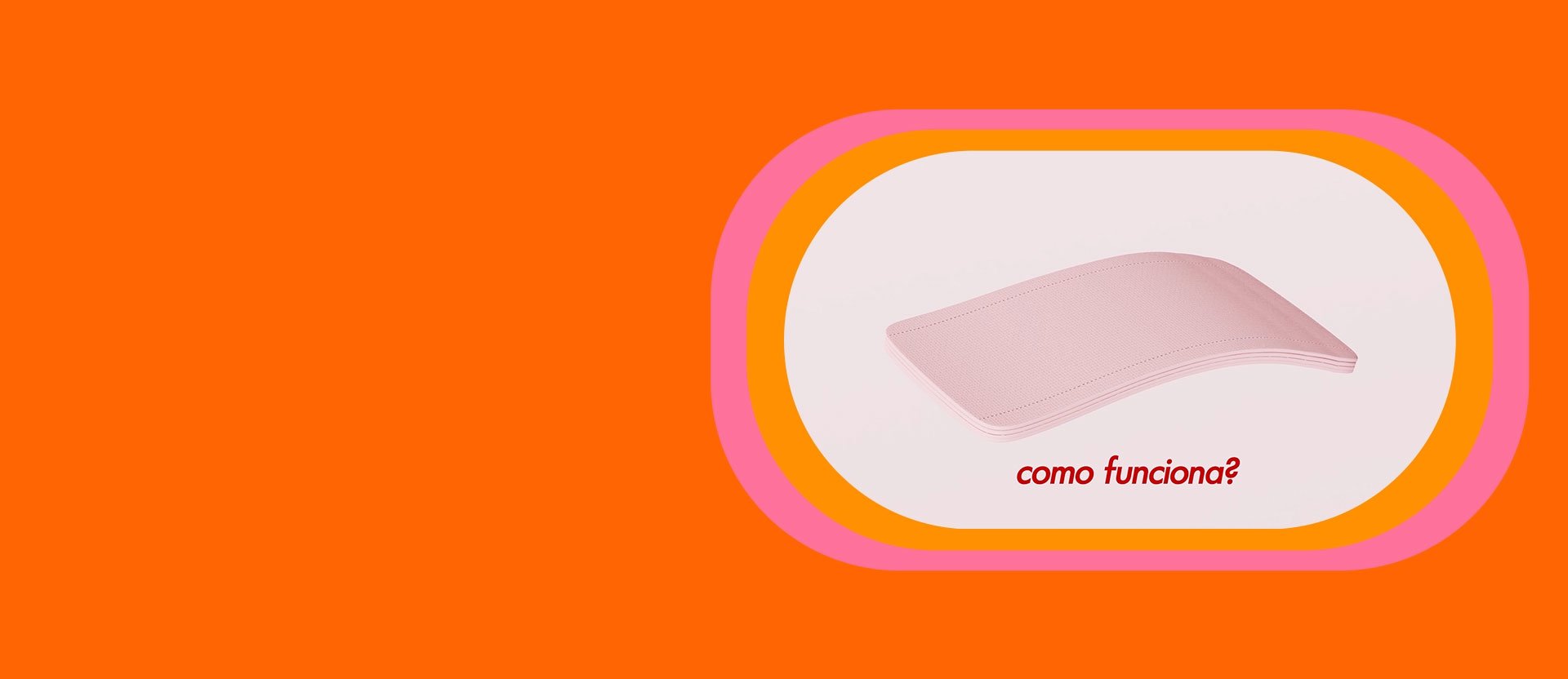 Vídeo com ilustração de absorvente higiênico em corte, revelando camadas internas. Uma gota vermelha de líquido é absorvida, passando por três camadas de absorção, enquanto surgem os textos: “Como funciona? Camadas antiodores e antibactérias. Primeira camada: toque seco e confortável. Camada(s) interior(es): superabsorventes. Última camada: impermeável". Fundo laranja.