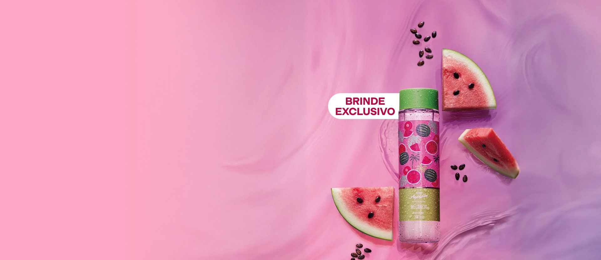 Frasco com tampa verde de Aquavibe Refrescantes Melancia, rodeado de fatias de melancias e sementes, com texto: “Brinde exclusivo”, em fundo aquoso em tons rosados.