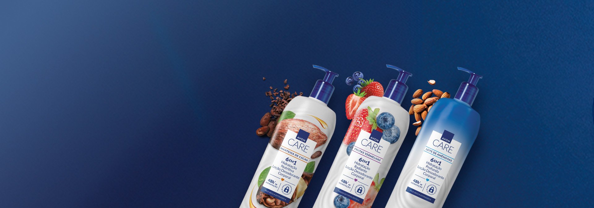 Banner com fundo azul escuro. Elementos como amêndoas, frutas vermelhas e cacau ao lado de três hidratantes Avon Care. Texto: "Hidratantes corporais para pele macia e cuidado diário que você merece."