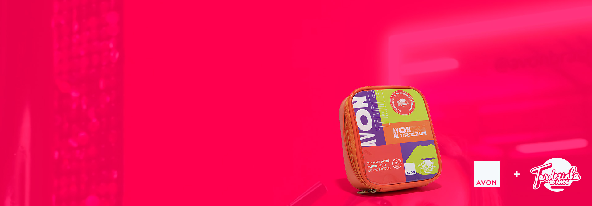 Nécessaire quadrado em tom de laranja com estampa multicolorida e o texto “Avontade na Tardezinha” sobre fundo rosa vibrante. À direita, logos Avon e Tardezinha 10 anos.