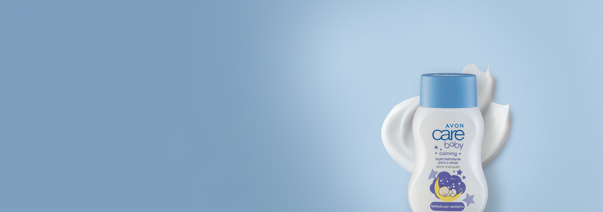 Banner com fundo azul claro. Elementos como creme branco e loção hidratante Avon Care Baby em embalagem branca com tampa azul e desenho infantil. Texto: "Hidratação suave para a pele dos pequenos."