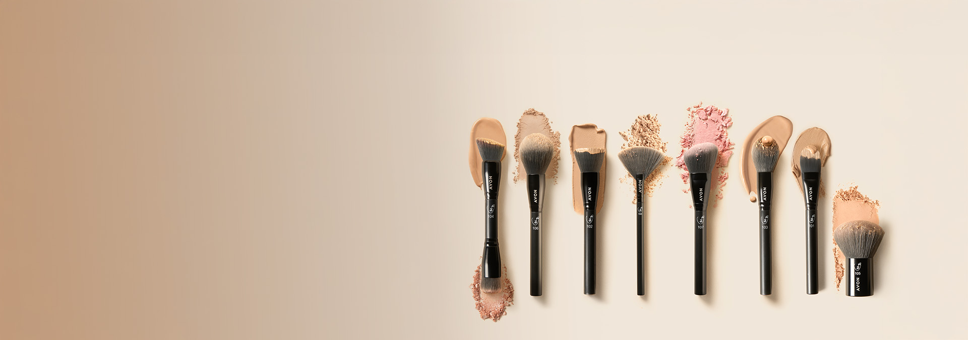 Banner com fundo bege suave. Elementos incluem pincéis de maquiagem Avon, com texturas de pó, blush e base ao redor. Texto: "Acessórios: presentes Avon para todos, da lembrancinha ao presentão."