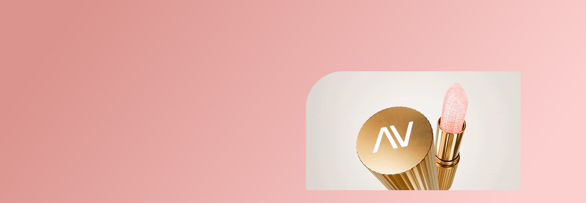 Vídeo inicia com quatro frascos antigos de fragrâncias Avon se integrando com as novas fragrâncias da Avon Iconic Collection, seguido de quatro mulheres de diferentes etnias interagindo entre si e com a câmera, apresentando os frascos de vidro facetado com tampas douradas dos novos perfumes: Topaze Elegant, Sweet Honesty Fun, Charisma Magnetic e Toque de Amor Lovely.