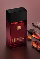Fragrância Black Essential Intense com ingredientes como madeiras, pimentas e âmbar, em fundo marrom.