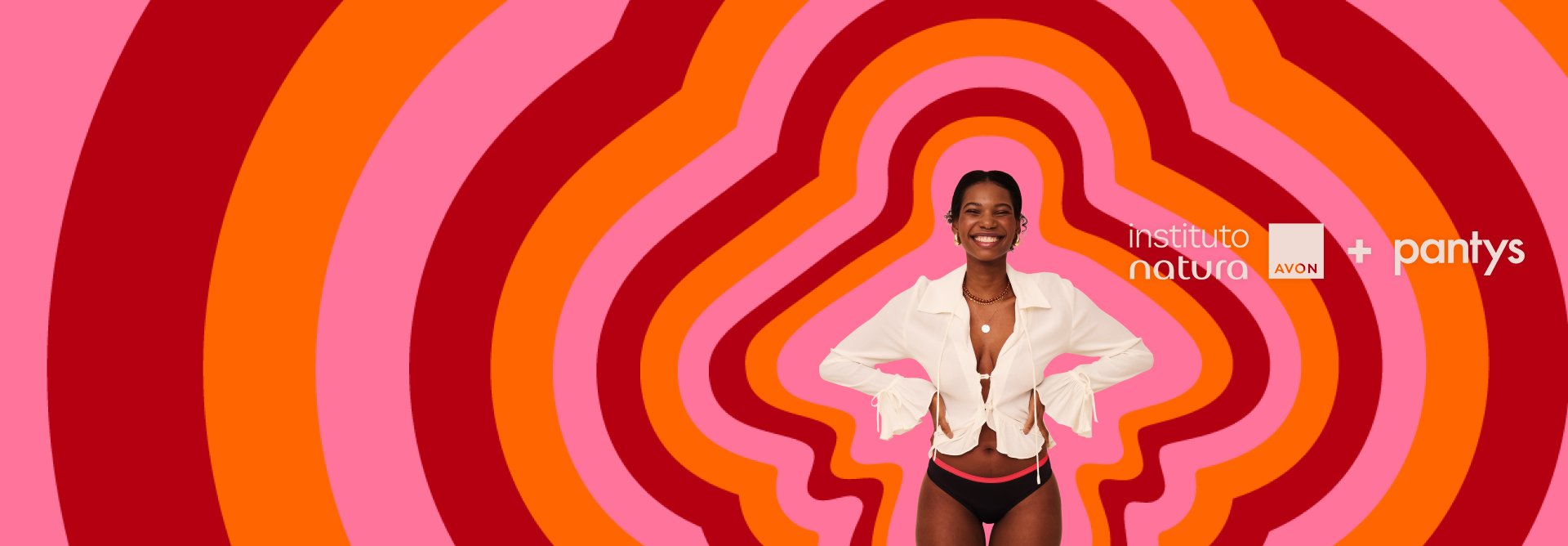 Mulher negra sorridente, vestindo camisa branca e calcinha preta com faixa rosa. Logo Instituto Natura + pantys à direita. Fundo com formas em tons de rosa e laranja.