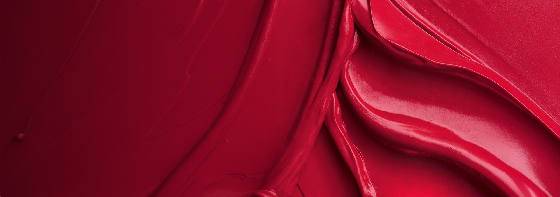 Banner com fundo vermelho intenso e textura de batom cremoso. Elementos destacam a categoria de maquiagem para lábios. Texto: "Boca: presentes Avon para todos, da lembrancinha ao presentão."