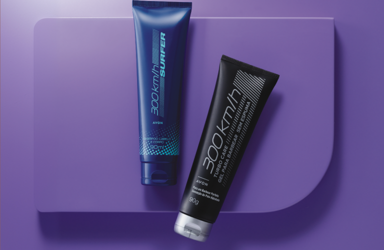 Vista superior de dois tubos de produtos para a barba e cuidados masculinos, um azul-escuro e outro preto com tampa prateada, dispostos sobre uma superfície plana com iluminação azulada.