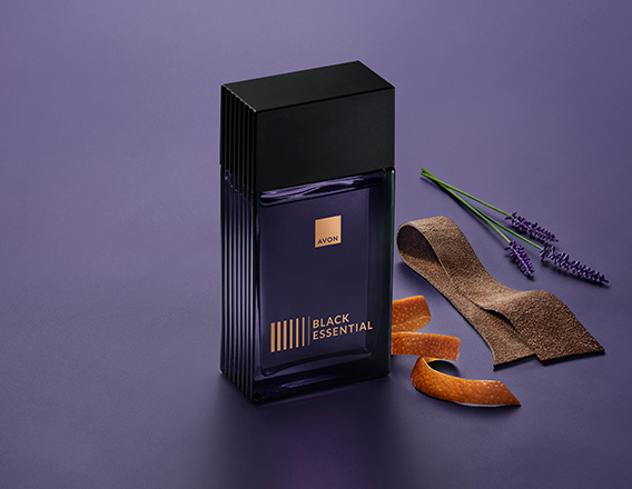 Fragrância Black Essential com ingredientes como lavanda, couro e laranja, em fundo azul.