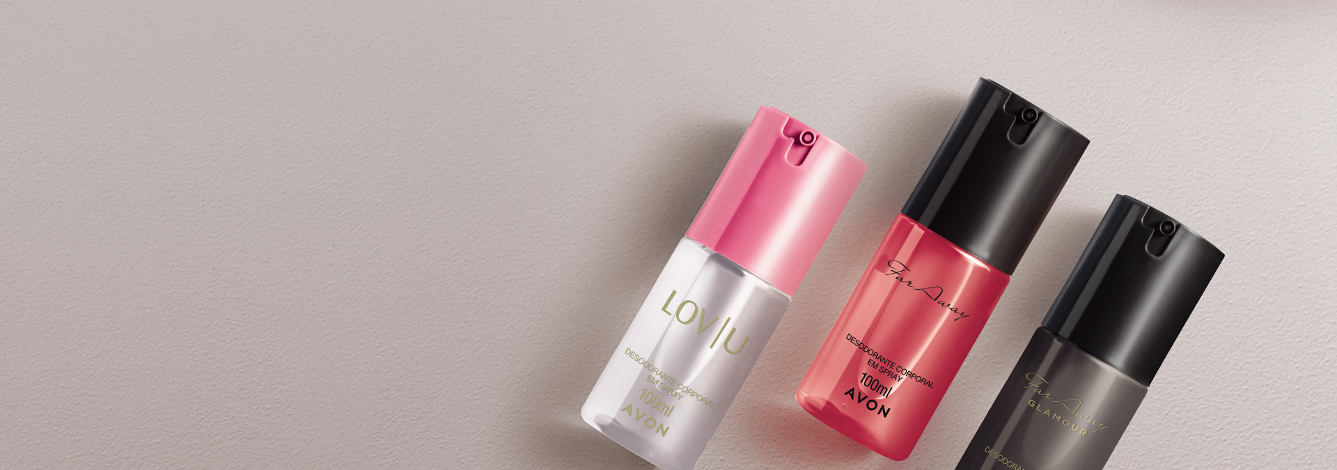 Banner com fundo bege claro. Elementos simples e limpos. Produtos: três sprays corporais Avon com embalagens em rosa, branco e preto. Texto: "Frescor e proteção em spray para conforto diário."