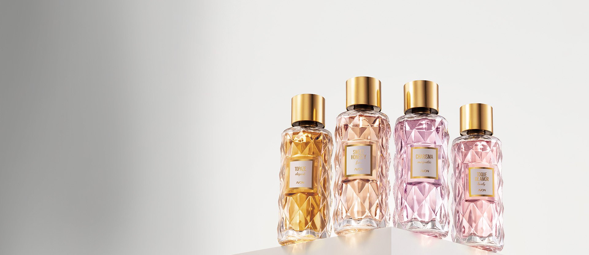 Vídeo inicia com quatro frascos antigos de fragrâncias Avon se integrando com as novas fragrâncias da Avon Iconic Collection, seguido de quatro mulheres de diferentes etnias interagindo entre si e com a câmera, apresentando os frascos de vidro facetado com tampas douradas dos novos perfumes: Topaze Elegant, Sweet Honesty Fun, Charisma Magnetic e Toque de Amor Lovely.