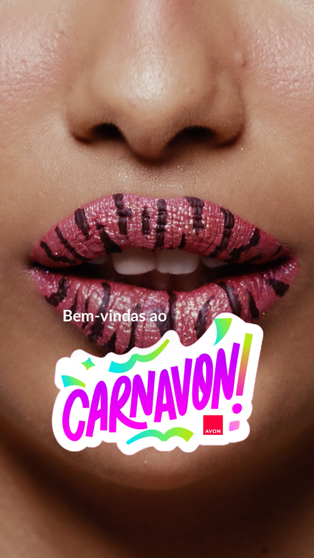 Uma mulher branca de cabelo preto liso e uma mulher negra de tranças, usando roupas brilhosas de Carnaval, aparecem em cenas divertidas, sambando, passando batom e usando diferentes roupas e maquiagens artísticas. Batons Power Stay aparecem em cenas intercaladas. Texto em tela: Bem-vindas ao Carnavon com Power Stay. 16 horas sem retoques, pode? No Carnavon seu batom pode mais. Vem de Carnavon!