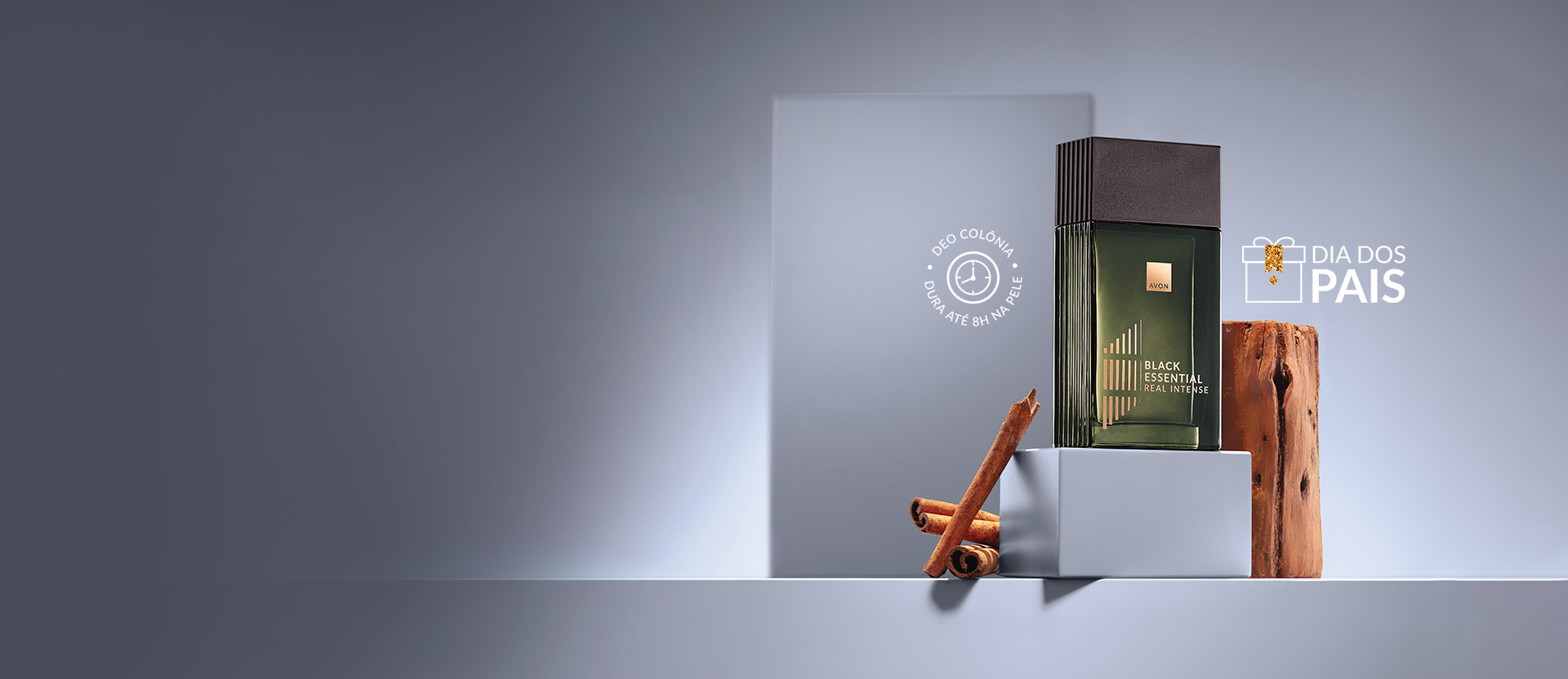 Fragrância Black Essential Real Intense sobre caixas cinzas com ingredientes. À direita, selo Dia dos Pais com ilustração de caixa de presente e, à esquerda, selo “Deo colônia, dura até 8h na pele”.